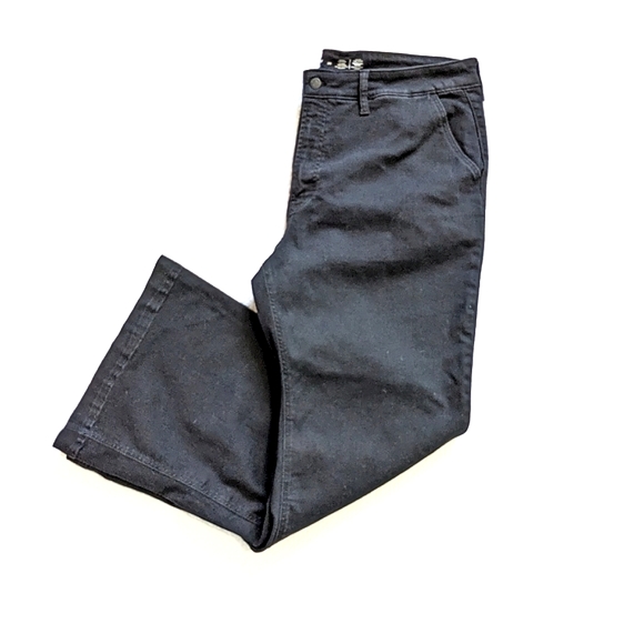 OLD NAVY Extra High Rise Flare 360° Stretch Pants - Picture 4 of 10